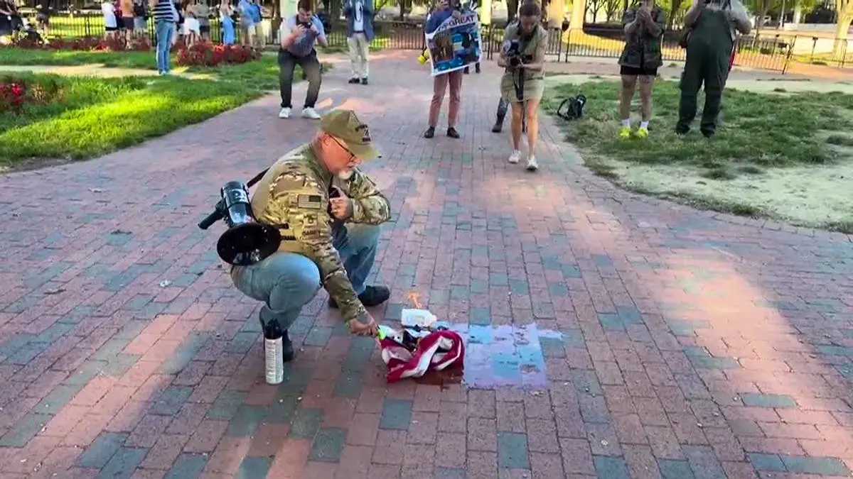 Brûlage de drapeau: un vétéran arrêté pour protester contre Trump