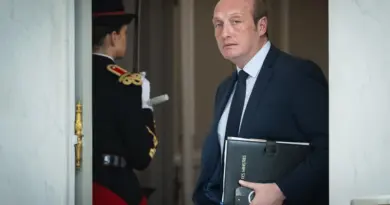 Budget : Laurent Marcangeli confirme la saignée pour les fonctionnaires, mais envisage une refonte des grilles indiciaires - L'Humanité