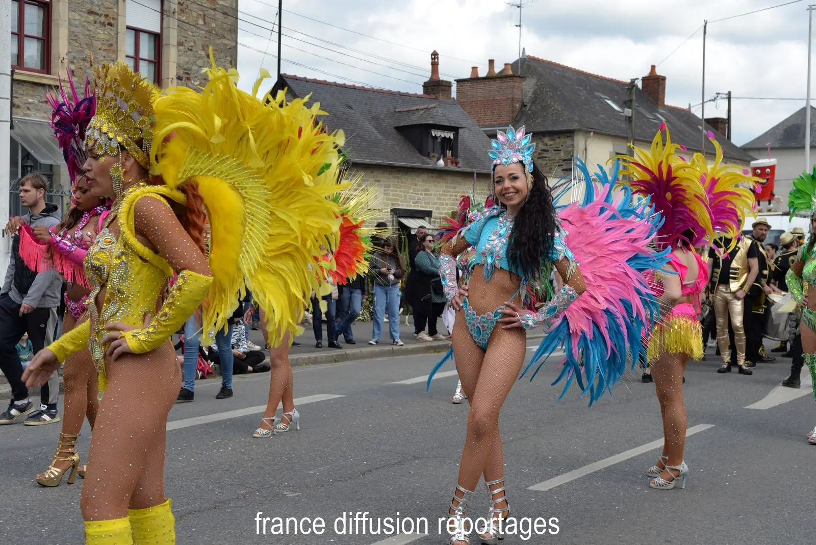 CARNAVAL DES GAIS LURONS 2025 GRANDE PARADE EN IMAGES