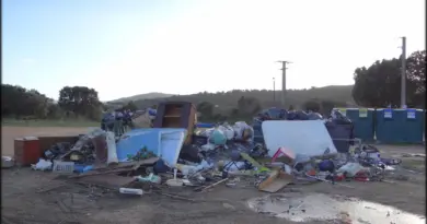 Cette photo témoin date du 01 Janvier 2018 / Corse du Sud ! Si le site a été aménagé ( Point de tri des déchets ), l'incivisme frappe toujours et répand les miasmes, surtout en été. Les dépots sauvages ne tarissent jamais. Les bords de routes en sont souillés ; les vents forts opèrent ! Les services de voiries déchiquètent les déchets le long de toutes les routes ! Les conséquences sont incalculables ...