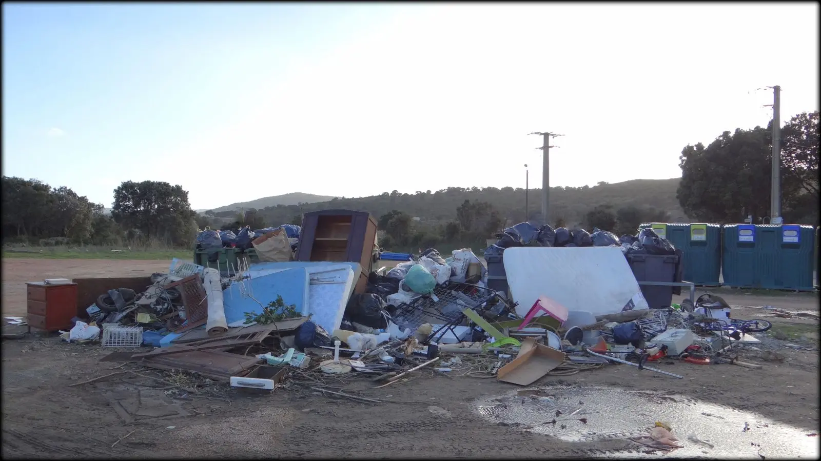 Cette photo témoin date du 01 Janvier 2018 / Corse du Sud ! Si le site a été aménagé ( Point de tri des déchets ), l'incivisme frappe toujours et répand les miasmes, surtout en été. Les dépots sauvages ne tarissent jamais. Les bords de routes en sont souillés ; les vents forts opèrent ! Les services de voiries déchiquètent les déchets le long de toutes les routes ! Les conséquences sont incalculables ...