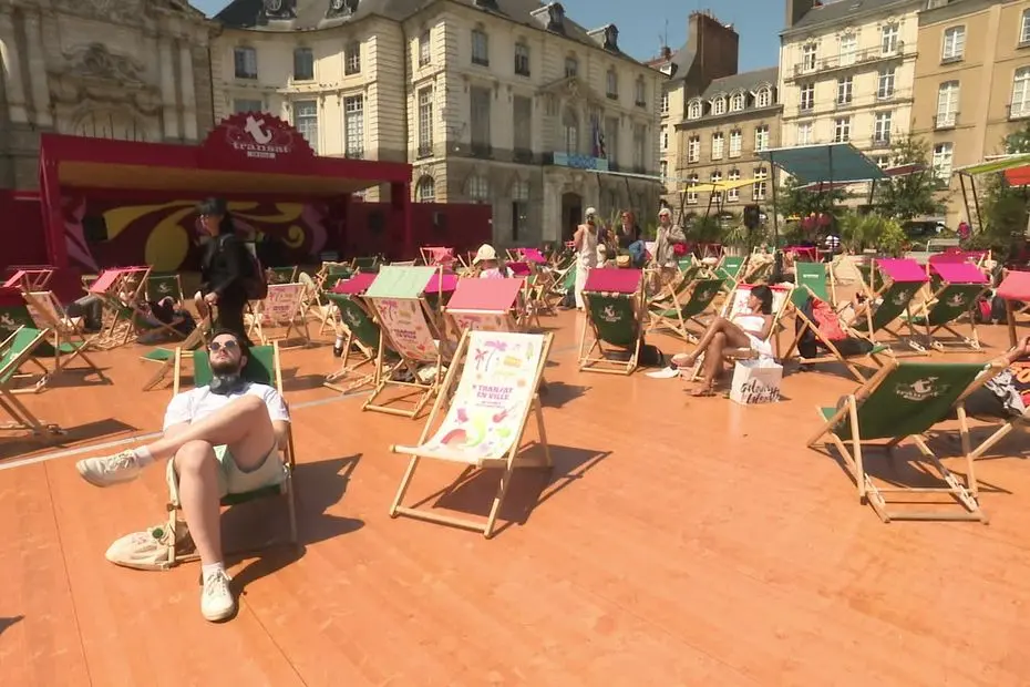 "Ça fait un bien fou". Rennes réinvente la sieste dans l'espace public, en musique
