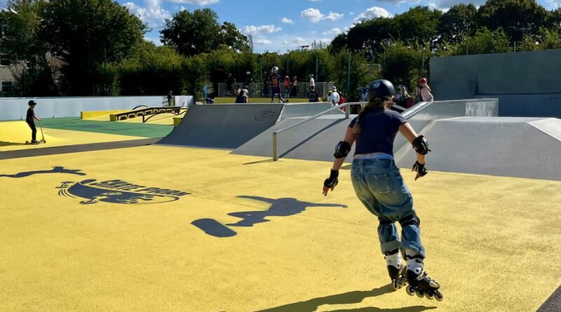« Ça va devenir le spot » : hérité des Jeux olympiques, le nouveau skatepark installé à Puteaux a déjà des adeptes