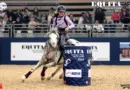La jeune Callie, sur sur la tête, chevauche son poney, pendant une épreuve de barrel racing. Elle est en train de tourner autour d'un tonneau. On sent que ça va vite.