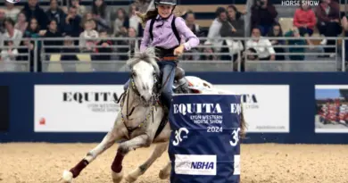 La jeune Callie, sur sur la tête, chevauche son poney, pendant une épreuve de barrel racing. Elle est en train de tourner autour d'un tonneau. On sent que ça va vite.