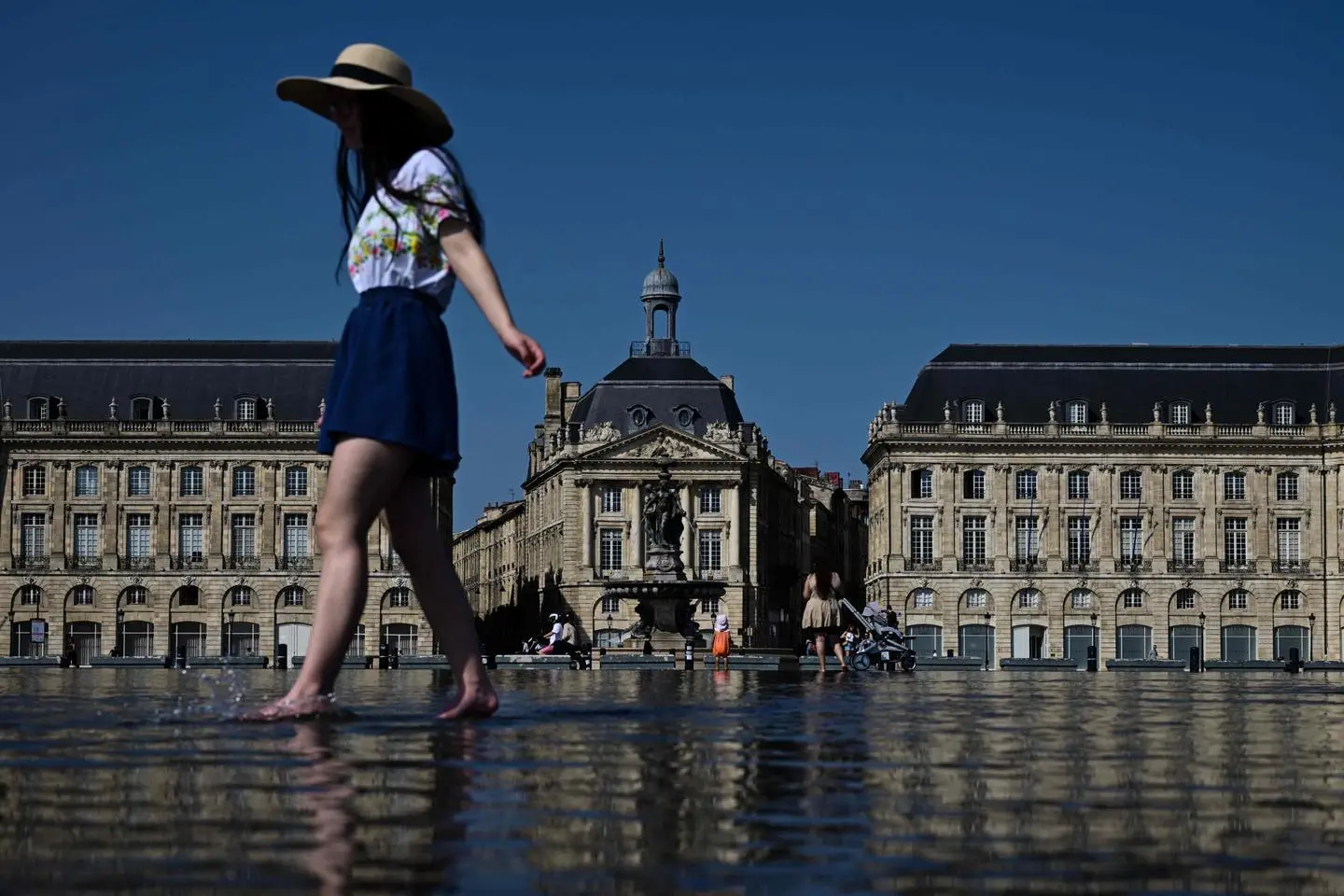Canicule : 42 départements en vigilance orange dimanche ; « le pic est attendu entre lundi et mardi », alerte Météo-France