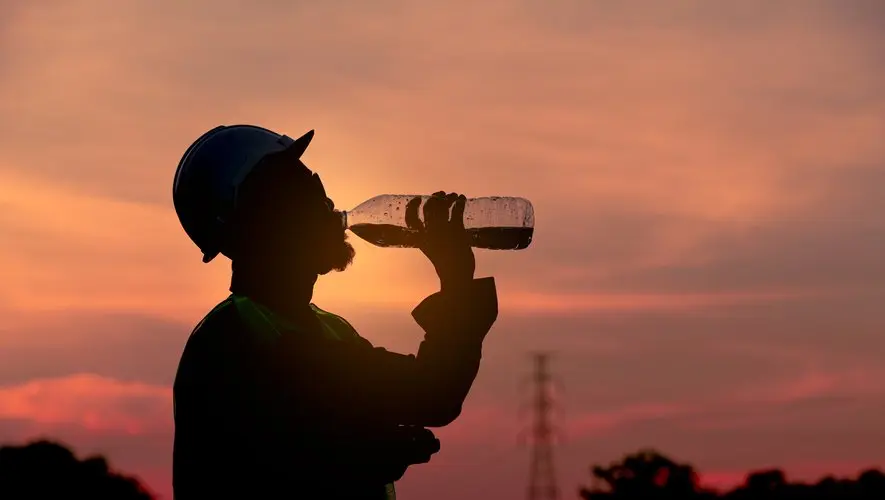 Canicule : arrêter de travailler dès 33 °C ? La proposition choc d’un député LFI face aux risques des vagues de chaleur extrêmes