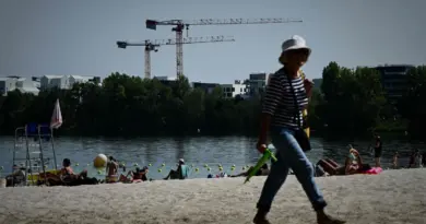 Canicule : la vigilance rouge est étendue à mardi dans 12 départements, la vague de chaleur devrait durer « au moins » jusqu’au 15 août, selon Météo-France