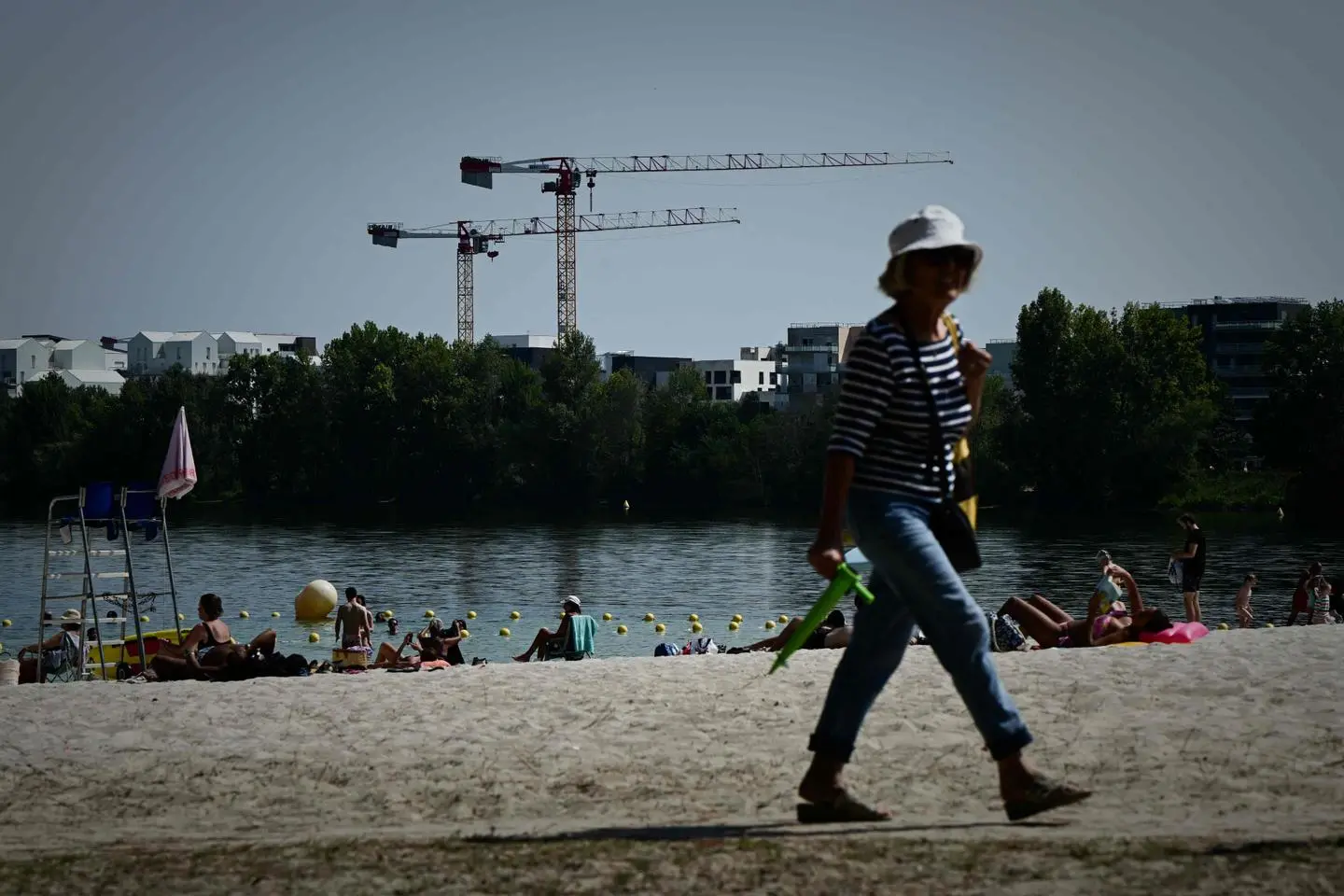 Canicule : la vigilance rouge est étendue à mardi dans 12 départements, la vague de chaleur devrait durer « au moins » jusqu’au 15 août, selon Météo-France