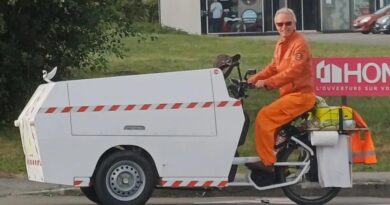 Ce Parisien sillonne les Pays de la Loire avec son drôle de triporteur caravane