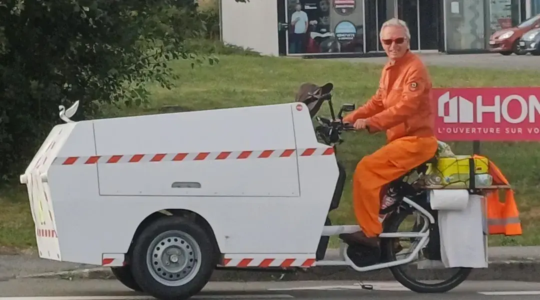 Ce Parisien sillonne les Pays de la Loire avec son drôle de triporteur caravane