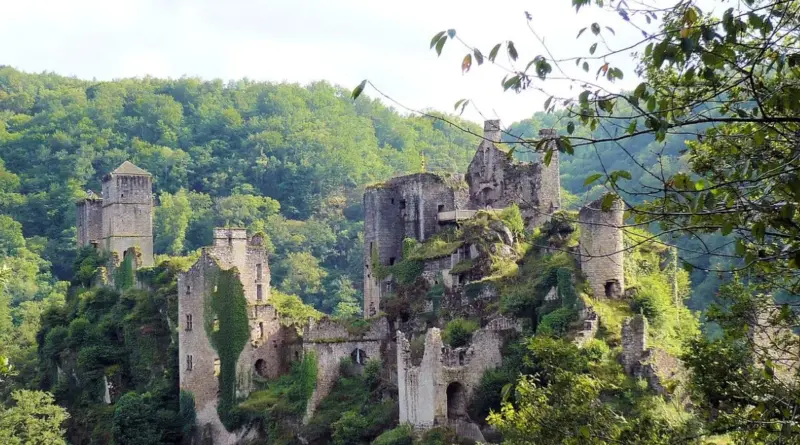 Ce lieu unique de Nouvelle-Aquitaine attire 25 000 visiteurs chaque année grâce à son record mondial de la plus haute densité de châteaux au km²