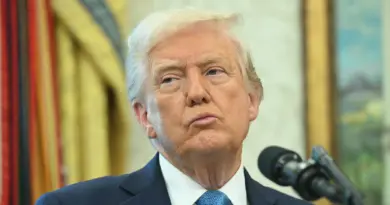 Ces documents oubliés en Alaska illustrent les changements de programme du sommet entre Trump et Poutine
