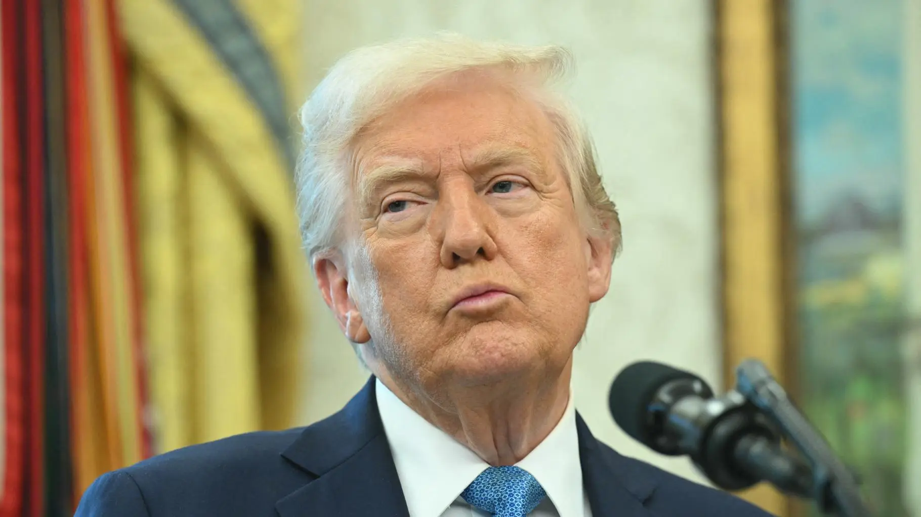 Ces documents oubliés en Alaska illustrent les changements de programme du sommet entre Trump et Poutine