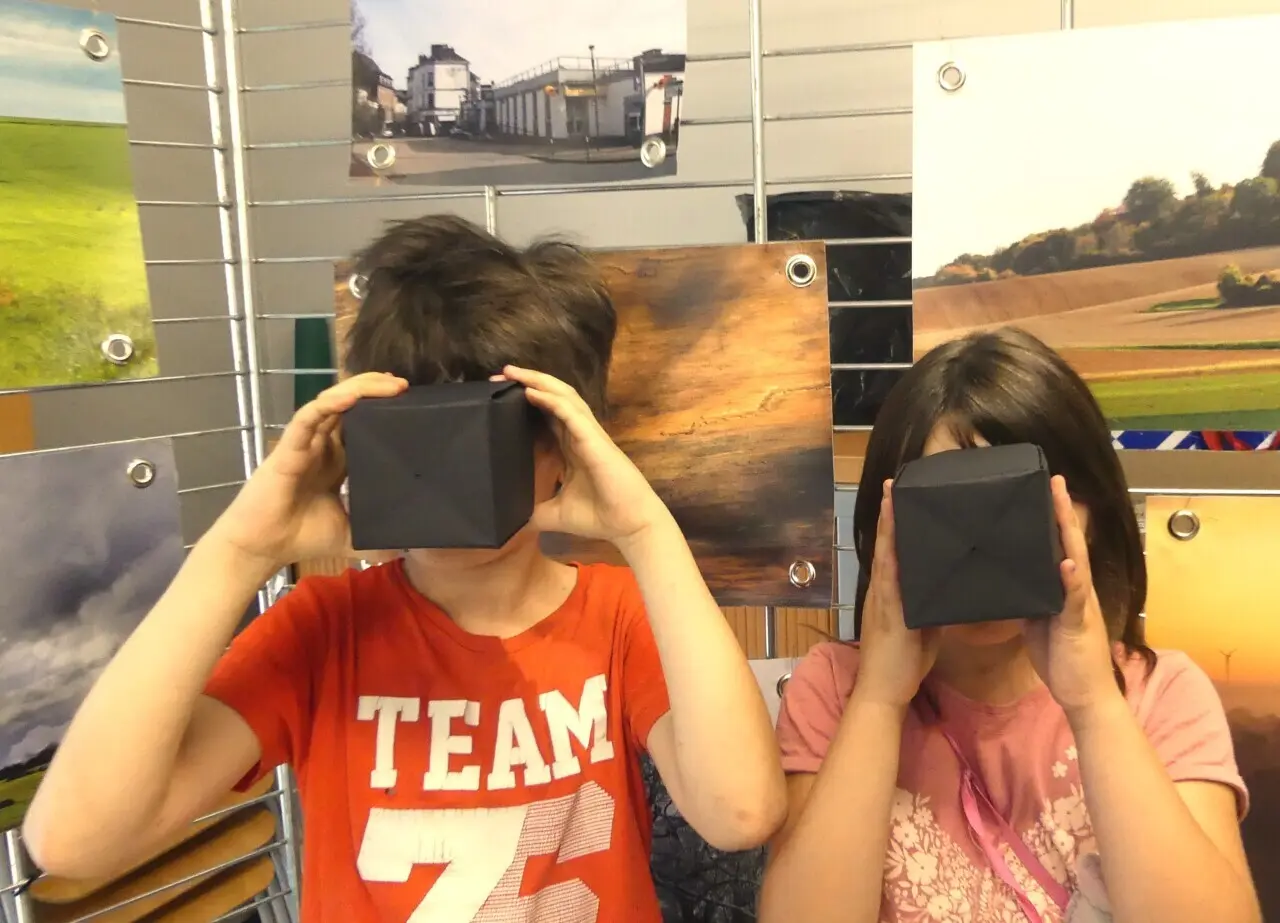 Ces enfants découvrent l'univers de la photographie et de la caméra obscura