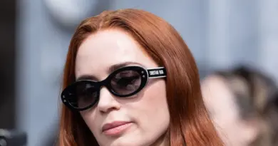"C’est Katy Perry ?", "c’est terrible" : Emily Blunt méconnaissable sur le tournage du Diable s’habille en Prada 2, les fans crient au scandale