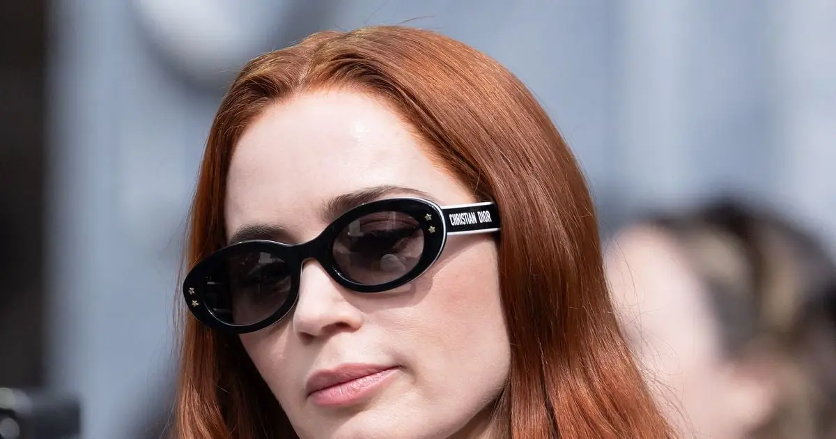 "C’est Katy Perry ?", "c’est terrible" : Emily Blunt méconnaissable sur le tournage du Diable s’habille en Prada 2, les fans crient au scandale