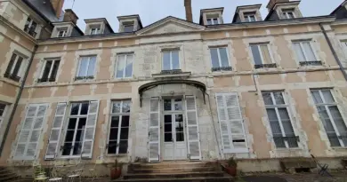 "C'est comme une grosse coloc dans un beau bâtiment" : le château de Vincelles loue des chambres aux étudiants - ici
