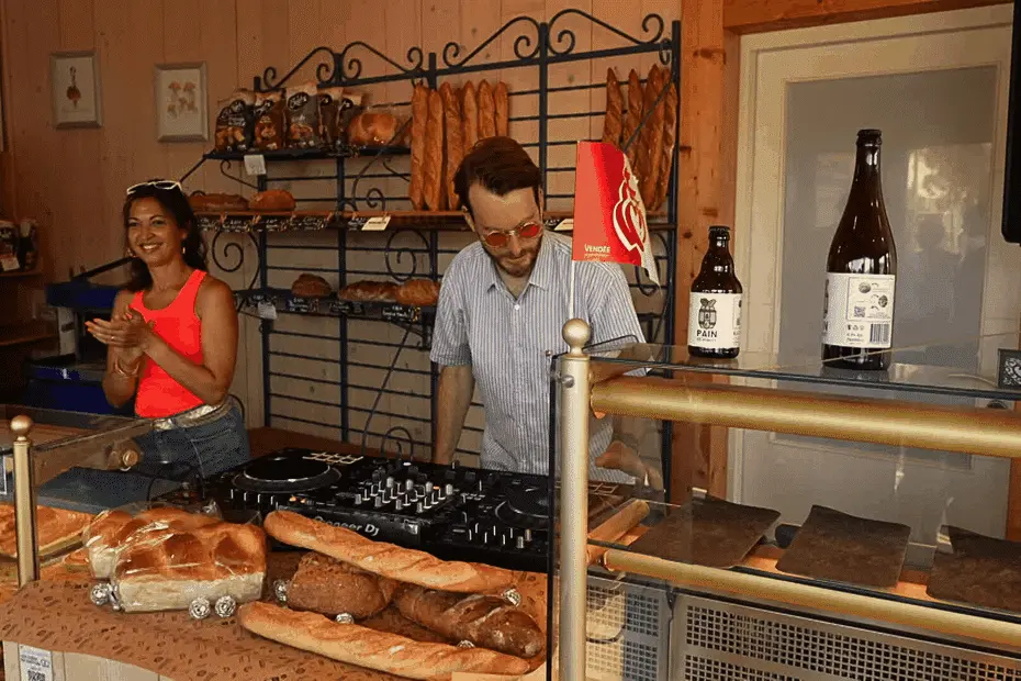 "C’est un peu Ibiza qui vient à nous !" ce DJ enflamme le dance-floor d'une boulangerie en Vendée