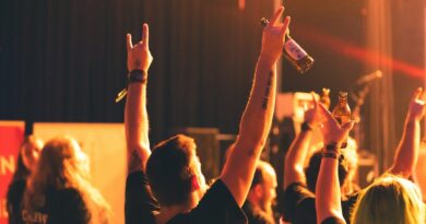 Chahutée, une ex-députée RN termine son concert douchée à la bière - Mag'Centre