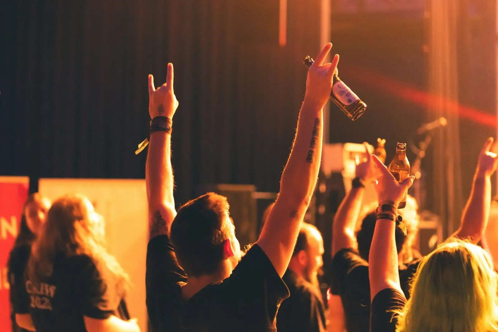 Chahutée, une ex-députée RN termine son concert douchée à la bière - Mag'Centre