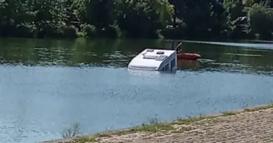 Château-Gontier-sur-Mayenne : un camping-car passe par dessus le quai Alsace-Lorraine et finit dans la Mayenne - ici