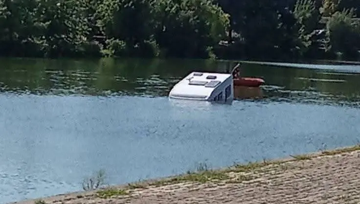 Château-Gontier-sur-Mayenne : un camping-car passe par dessus le quai Alsace-Lorraine et finit dans la Mayenne - ici