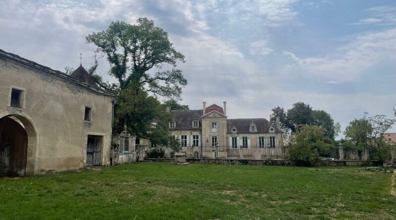 Château d'Annéot : Didier Barbollat emmènage avec sa famille  - ici