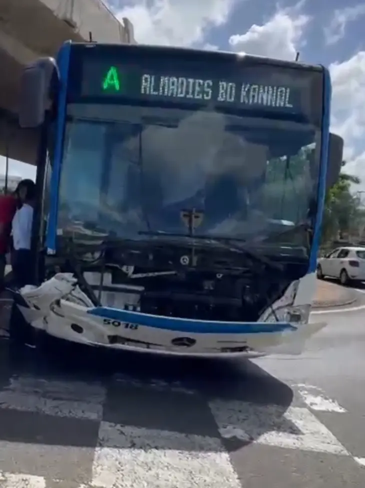 Choc entre une voiture et le BHNS au niveau du feu de Dillon 