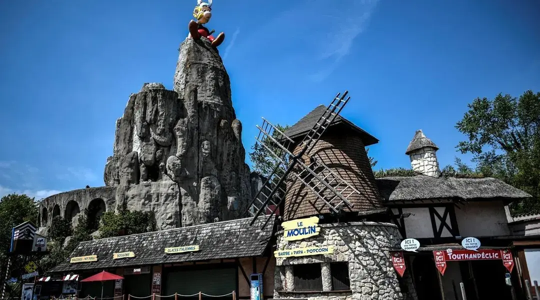 Cinq jeunes exclus du Parc Astérix en quelques mois après avoir effectué des saluts nazis