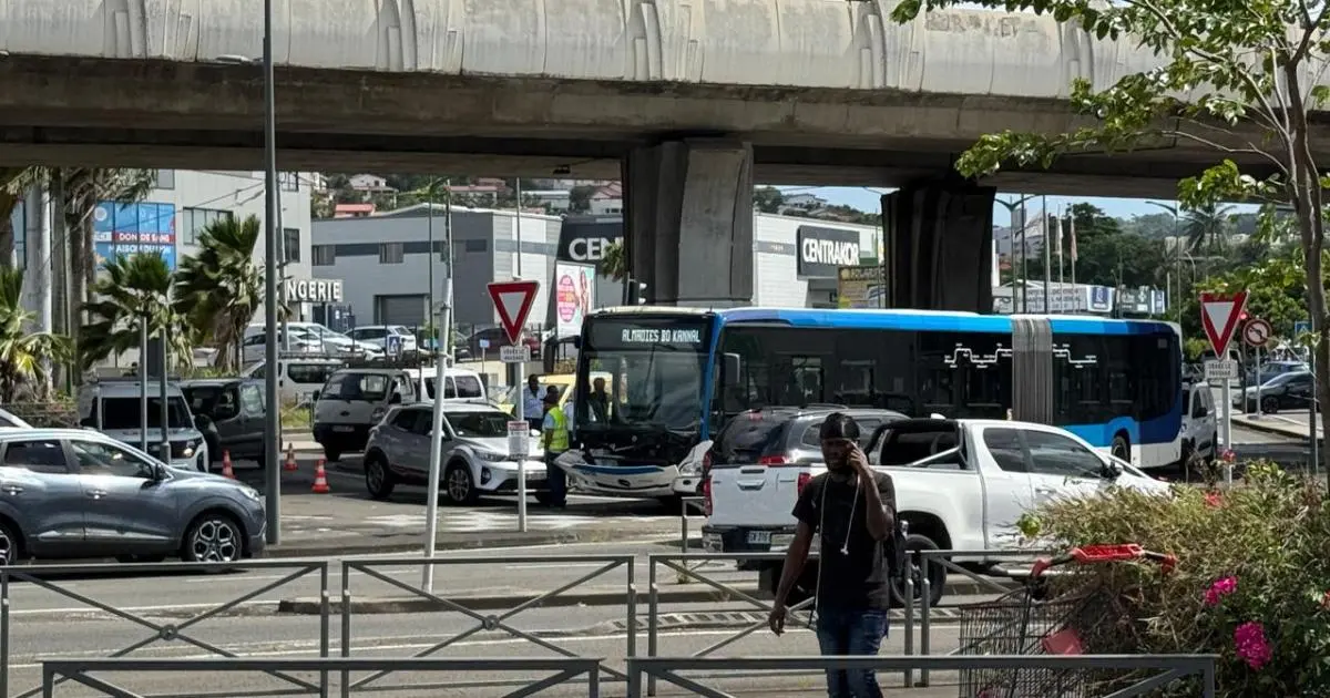 Collision entre un BHNS et une voiture à Dillon : quatre femmes évacuées vers le CHU