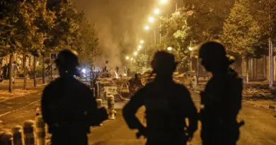 Nanterre, France. 29 juin 2023. 3eme nuit d'emeute a nanterre, suite a a mort du jeune Nahel, tue lors d'un controle de police. Affrontement entre jeunes du quartier et forces de l'ordre.