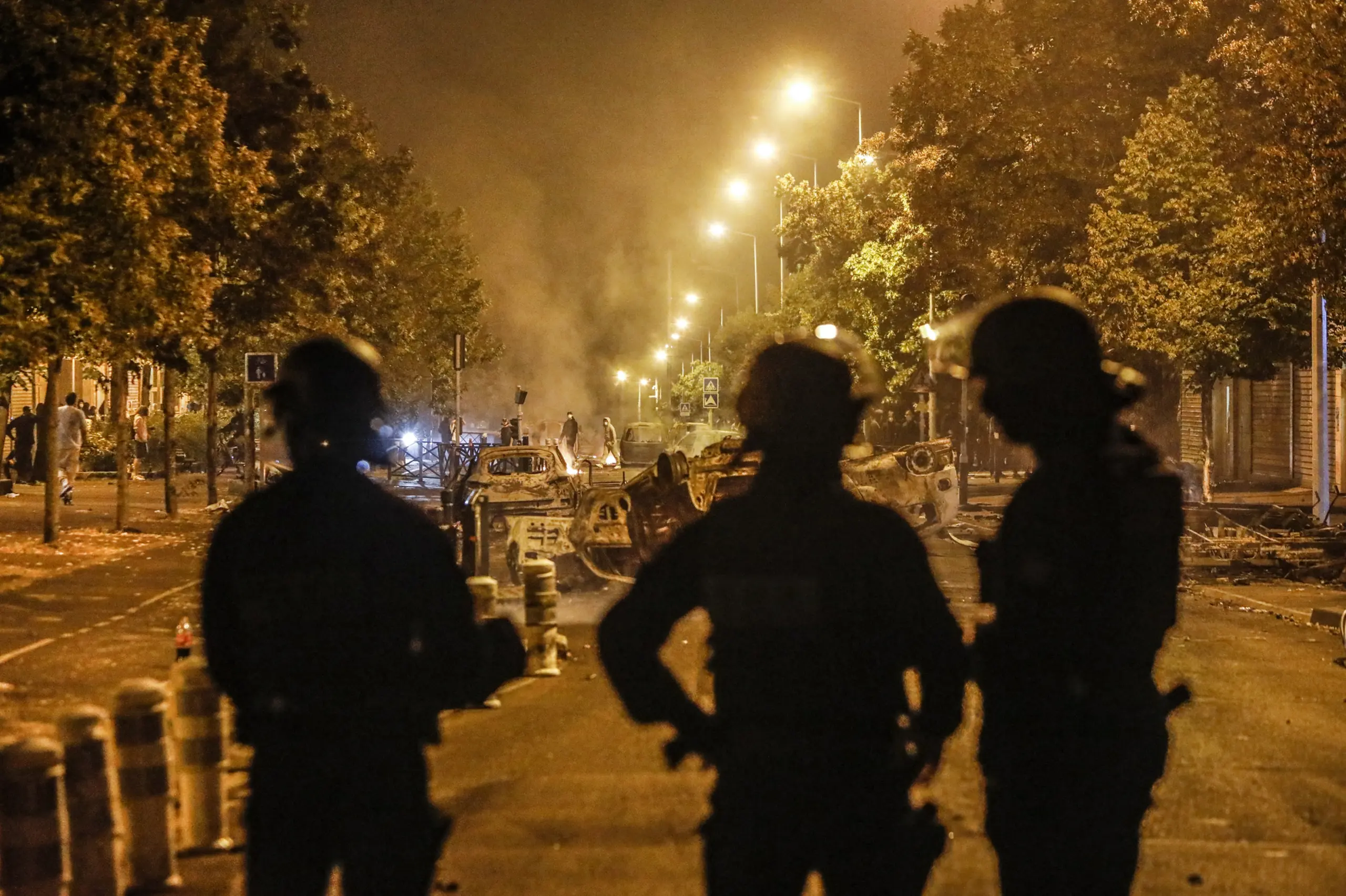 Nanterre, France. 29 juin 2023. 3eme nuit d'emeute a nanterre, suite a a mort du jeune Nahel, tue lors d'un controle de police. Affrontement entre jeunes du quartier et forces de l'ordre.