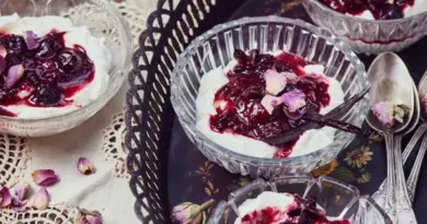 Compotée de fruits rouges au labneh à la rose