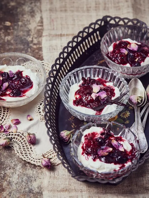 Compotée de fruits rouges au labneh à la rose