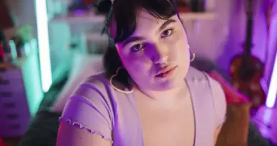 Comprendre le 'Gen Z stare', ce regard propre à la génération Z - RTBF Actus