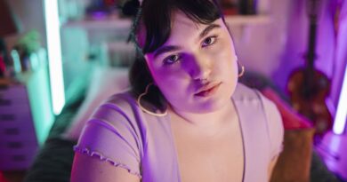 Comprendre le 'Gen Z stare', ce regard propre à la génération Z - RTBF Actus