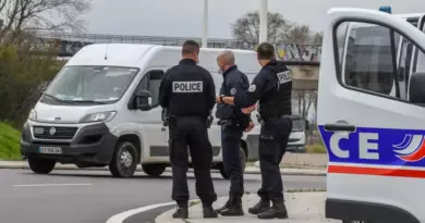 Course-pousuite en plein après-midi avec une voiture volée, deux hommes de 24 et 33 ans arrêtés