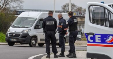 Course-pousuite en plein après-midi avec une voiture volée, deux hommes de 24 et 33 ans arrêtés