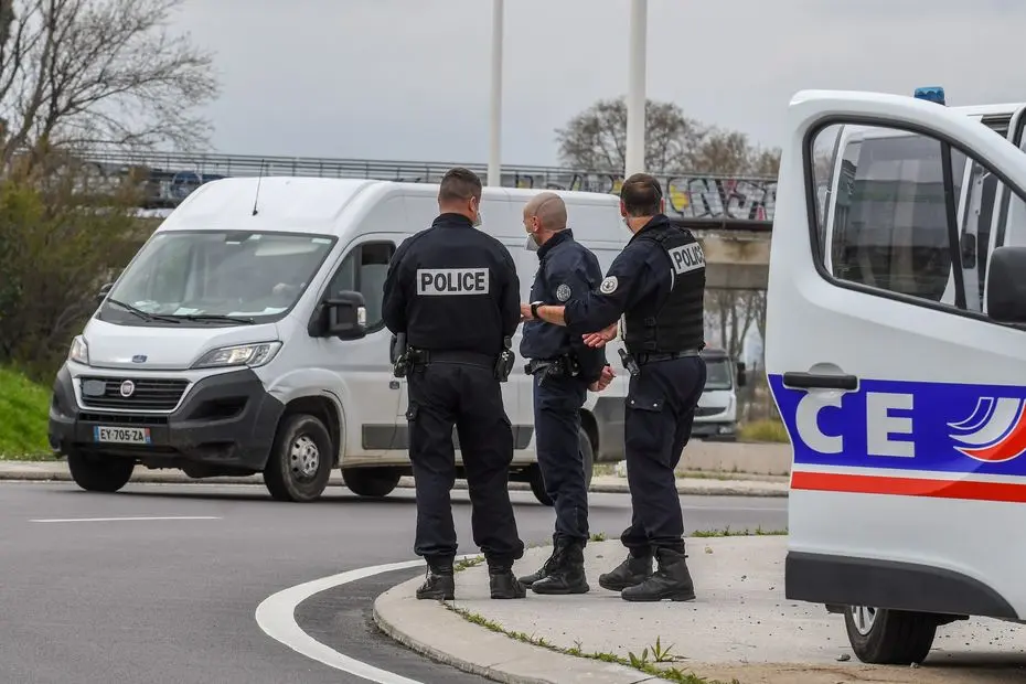 Course-pousuite en plein après-midi avec une voiture volée, deux hommes de 24 et 33 ans arrêtés