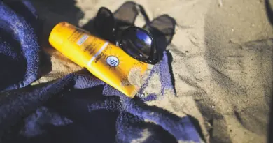 Crèmes solaires : composition, protection réelle, marketing… pourquoi sont-elles si chères malgré une efficacité parfois douteuse ?