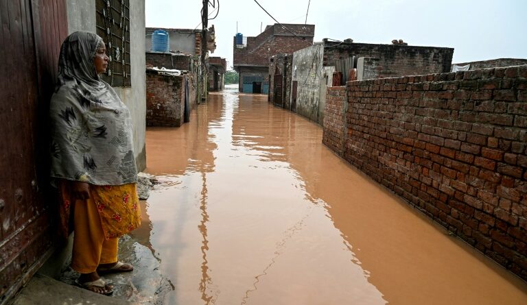 D'abord la pollution et maintenant les inondations, pas de répit pour les Pakistanais