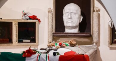 Dans cette tranquille ville italienne où est inhumé Mussolini, le tourisme néofasciste se porte bien