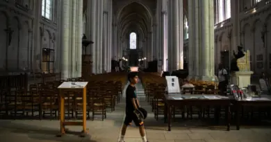 Dans la cathédrale Saint-Pierre de Poitiers, les touristes à l'abri de la chaleur - ici