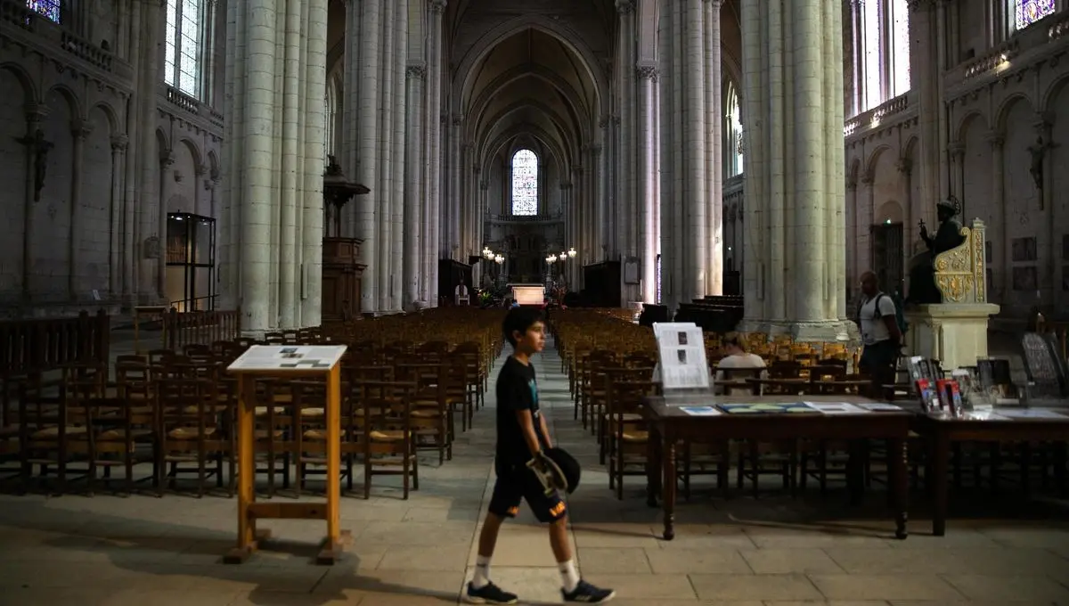 Dans la cathédrale Saint-Pierre de Poitiers, les touristes à l'abri de la chaleur - ici