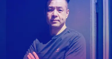 « Dans la chambre de bonne, nous étions à peine assis que mon père a déplié un alphabet français » : les premiers jours en France d’Alexandre Xu, venu de Chine