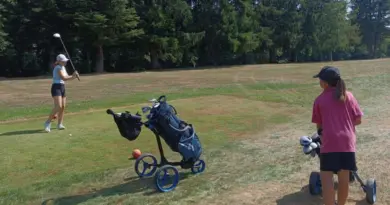 De jeunes golfeurs dans la cour des grands à la Grande Semaine de Prunevelle, dans le Haut-Doubs - ici