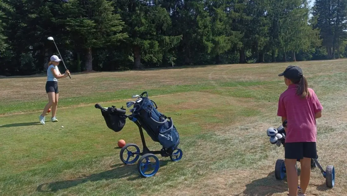 De jeunes golfeurs dans la cour des grands à la Grande Semaine de Prunevelle, dans le Haut-Doubs - ici