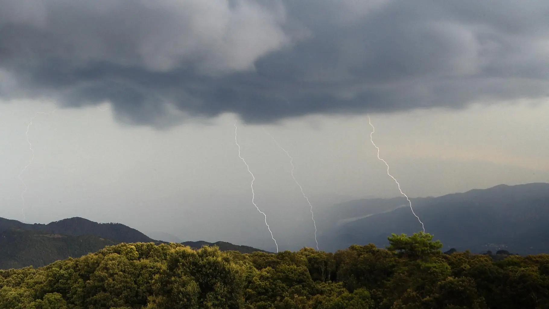 De l’Yonne au Var, les images des orages puissants qui ont frappé l’Hexagone ce mercredi