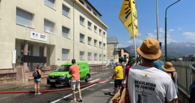 "De l'eau, il y en a encore !" : une vingtaine d'agriculteurs arrosent les services de l'Etat à Gap pour dénoncer un arrêté sécheresse